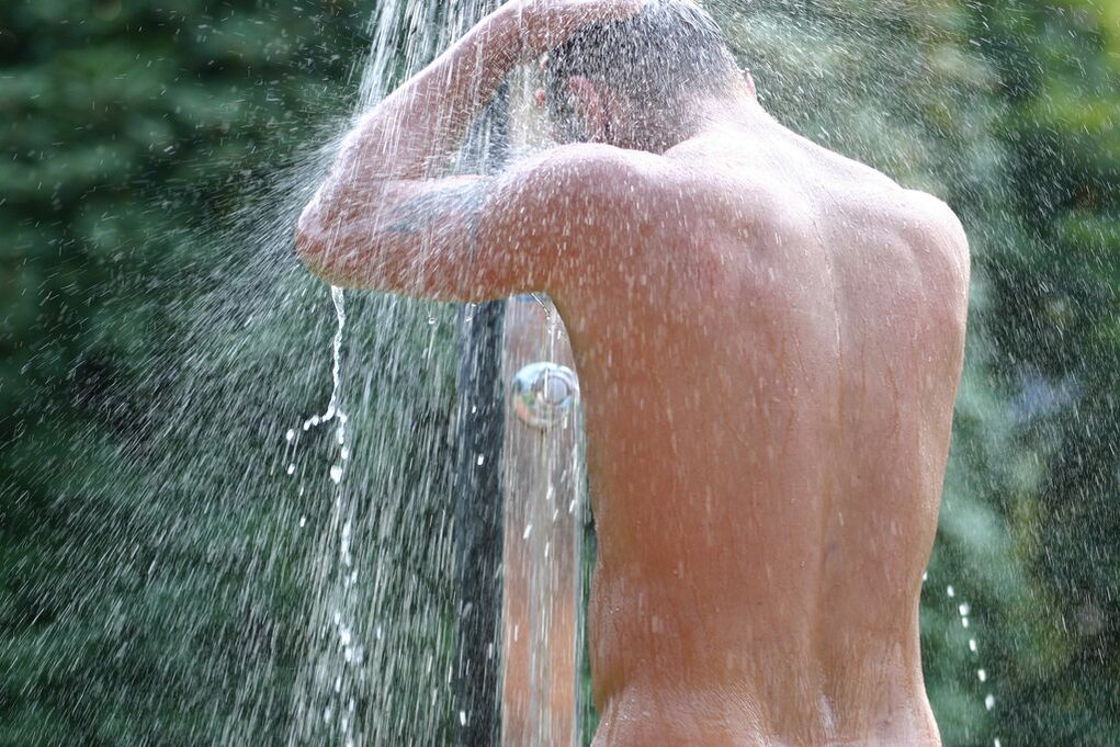 След вана със сода, мъжът трябва да вземе хладен душ. 
